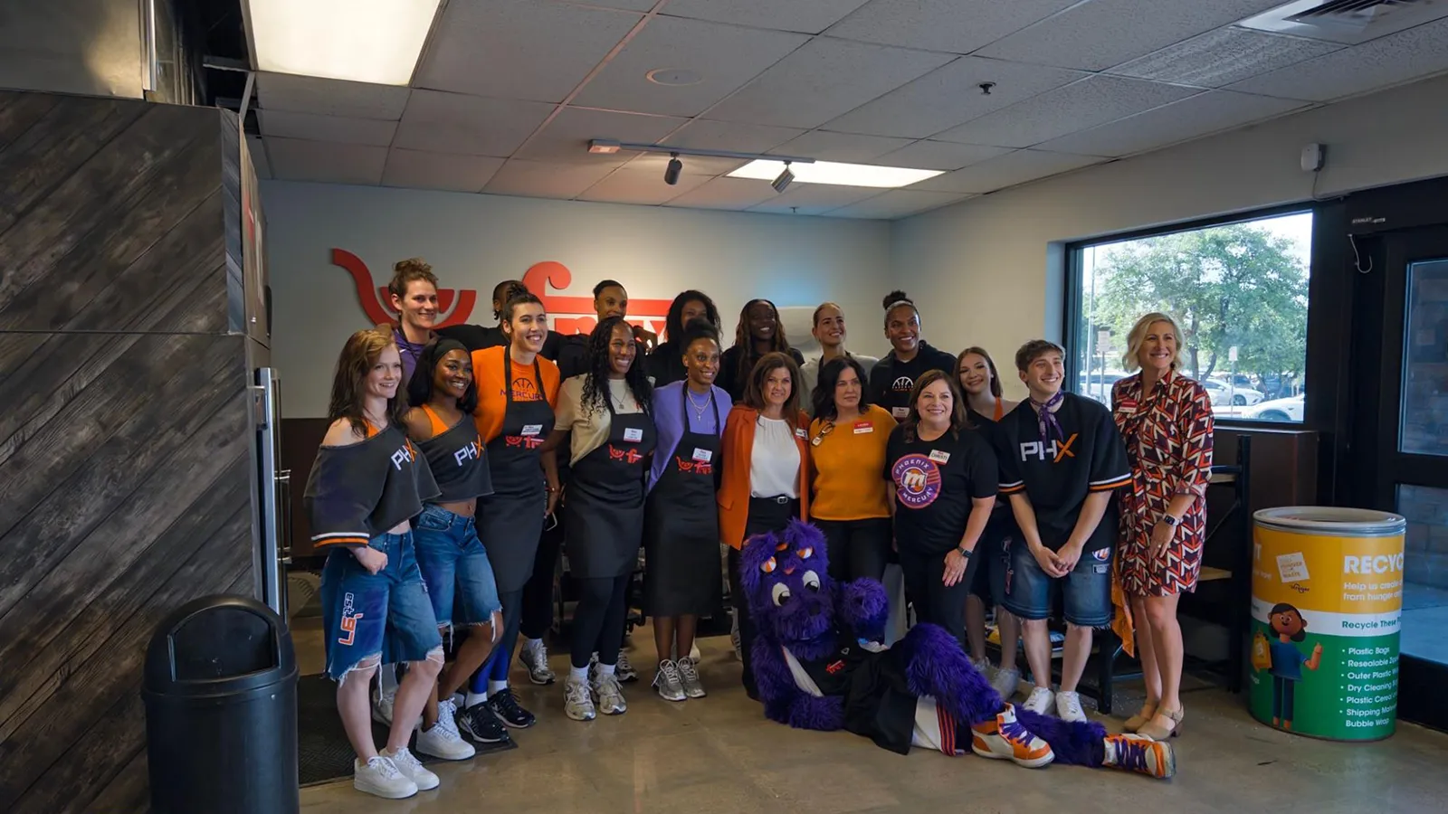 Save the Family Partners with Phoenix Mercury and Fry’s to Surprise Families with $1,000 Grocery Shopping Sprees